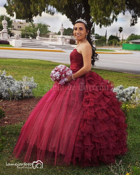 26052019 Katia Nayeli Díaz celebró el nueve de marzo sus XV años en compañía de sus padres, Pablo Roberto Díaz Pérez y Teresa Zapata. La misa se llevó a cabo en la Iglesia Santa Cecilia.- La Mejor Foto Estudio