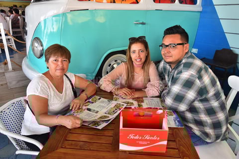 27052019 POSAN PARA LA FOTO.  Leticia, Ileana y Luis.
