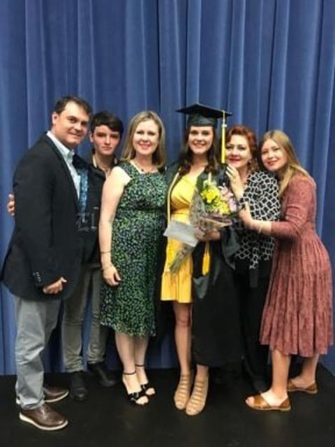 26052019 SE GRADúA CON HONORES.  Naima María Mexsen Murra acompañada de sus padres, Camilo Mexsen y Naima Murra de Mexsen, sus hermanos, Marcelo y Katia, y su abuela materna, Naima Papadópulos de Murra, en la ceremonia de graduación del Accounting/Finance and Business Management, donde fue premiada con Magna Cum Laude (con honores) y el Fran Jabara Leadership Award.