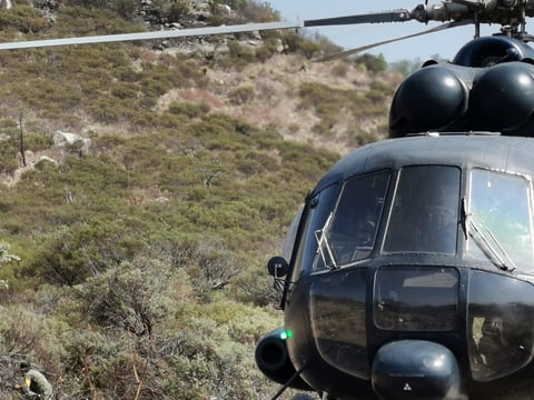 Una aeronave M1 de la Policía Federal traslada efectivos hasta las zonas en que se realizan mecanismos como brechas cortafuegos.