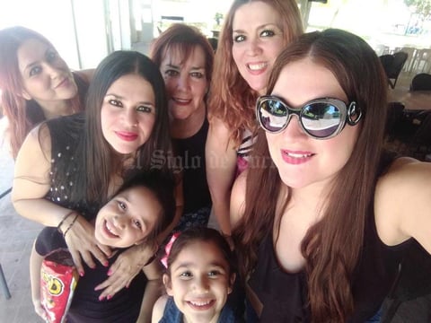 29052019 Claudia Elena Coronado, Sonia Gallegos y Concepción García, festejaron 30 años.
