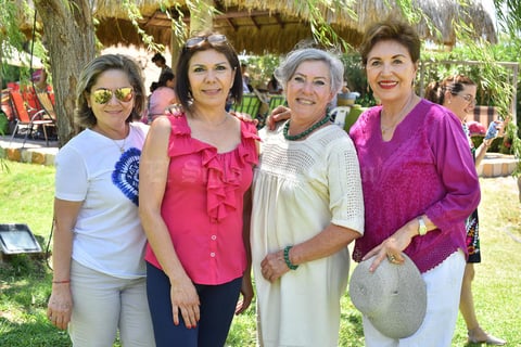 29052019 ACOMPAñANA A LA CUMPLEAñERA.  Lety con algunas de sus amigas.