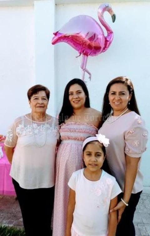 29052019 BABY SHOWER.  Arya Chávez acompañada  de algunas de las asistentes a su festejo.