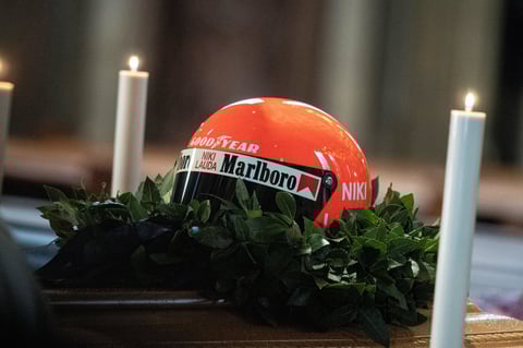 En la capital austriaca, donde nació el 22 de febrero de 1949, Niki, tres veces campeón de la F1, recibió el último adiós de diferentes personajes, como los expilotos Alain Prost y Gerhard Berger; Alexander van der Bellen, presidente de Austria; el extenista Boris Becker, y los actores Daniel Bruhl y Arnold Schwarzenegger.