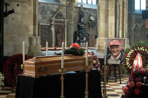 Dan último adiós a Niki Lauda; celebridades se hacen presentes