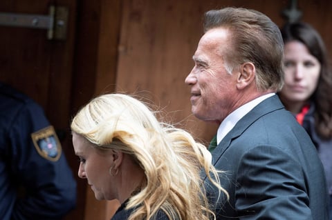 El actor estadounidense de origen austriaco Arnol Schwarzenegger llega acompañado de Heather Milligan.