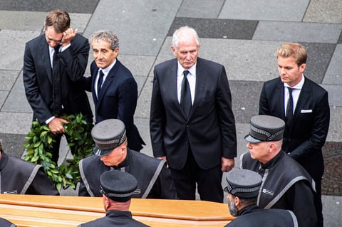 (De izq a der) Mathias Lauda, el expiloto de Fórmula Uno, Alain Prost; el consultor de Red Bull Racing Motorsport Helmut Marko y el expiloto alemán Nico Rosberg observan el paso el ataúd del piloto austriaco Niki Lauda.