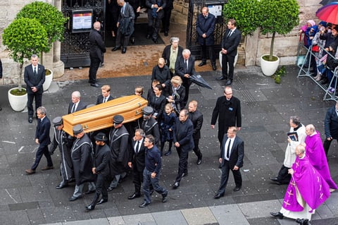 Dan último adiós a Niki Lauda; celebridades se hacen presentes