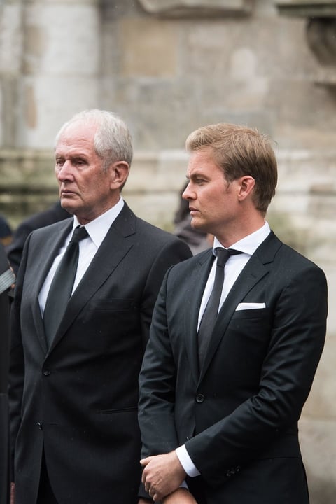 El asesor de Red Bull Racing Helmut Marko  y el expiloto alemán de Fórmula Uno Nico Rosberg.