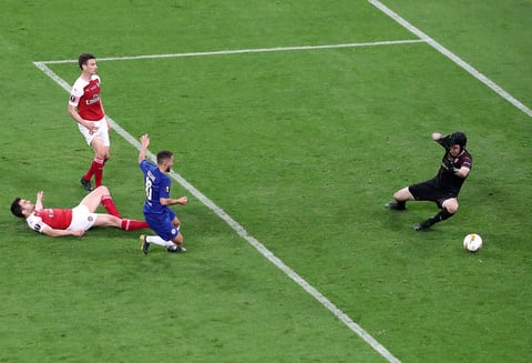El belga marcó el tercer gol desde el punto de penalti después de que Giroud fuera derribado en el área tras recibir un pase de Pedro.