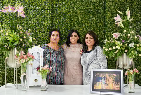 30052019 SE CASARá EN JULIO.  Lizbeth López con su mamá, Rocío López, y su suegra, Clara Alicia Ibarra, en su despedida de soltera. Lizbeth se casará con Alfredo Delgado.