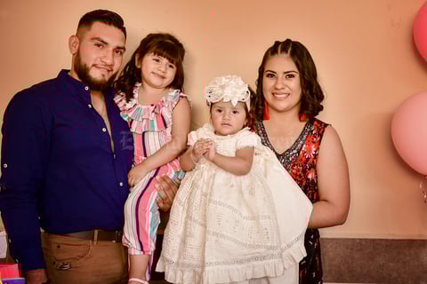 30052019 DOBLE FESTEJO.  Luciana Betancourt López con sus papás, Arturo Betancourt y Sugey López, y su hermanita, Romina Betancourt López, en su cumpleaños y bautizo.