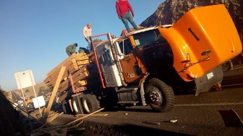Presuntamente el tractocamión tenía un problema mecánico.