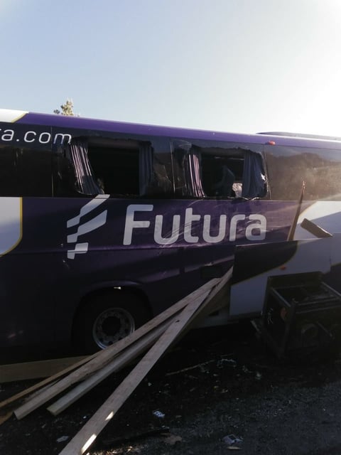 El chofer del autobús no se percató que un tráiler cargado con madera se encontraba parado.