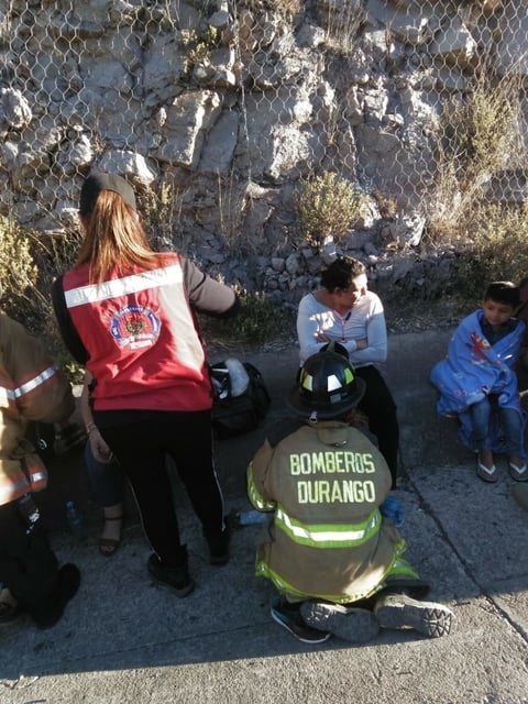 Elementos de Protección Civil atendieron a los pasajeros que resultaron lesionados.
