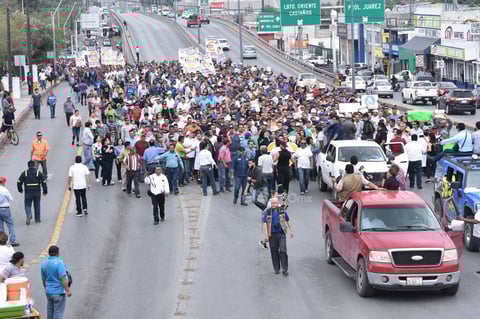 El alcalde de Monclova, Alfredo Paredes López, señaló a medios de comunicación que no se trata de un evento político, sino de evitar se afecte el ingreso de más de 20 mil trabajadores y sus familias, que en conjunto pueden sumar al menos unas 100 mil personas.