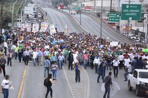 Miles de obreros, empresarios, prestadores de servicios y comerciantes así como alcaldes de varios municipios participaron en la mega marcha en Monclova.
