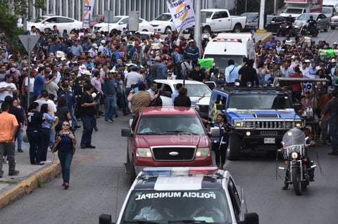 Este movimiento que reúne a miles de personas es para apoyar Altos Hornos de México, como una muestra al gobierno federal para que evite provocar algún daño a la siderúrgica.