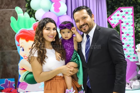31052019 Yessica en brazos de sus papás, Yessica Haydée Cruz Jayme y José Eduardo Adriano de Hoyos.