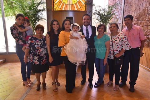31052019 La festejada en compañía de sus familiares.