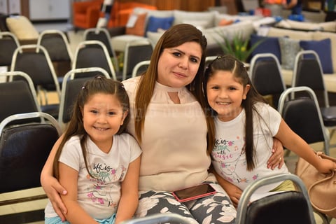 31052019 EN SU CLASE DE COCINA.  Laura, Abdil y Sofía.
