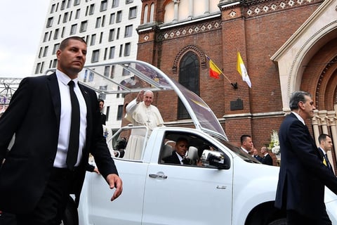 El papa Francisco llegó a Rumanía.