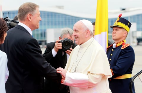 Lo recibió el presidente rumano, Klaus Iohannis.