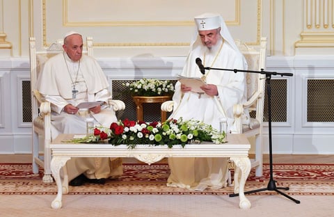 Mantuvo un encuentro en privado con el patriarca Daniel y después hablaron ante el Sínodo Permanente de la Iglesia ortodoxa y los representantes del Vaticano.