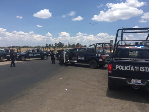 Se apreció la evasión que hicieron al menos tres vehículos de la DMSP al "cerco" que establecieron los estatales y que ocasionó un serio congestionamiento.