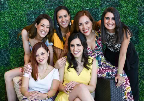 02062019 POR CASARSE.  Sarahí Romo Cuéllar acompañada de algunas de sus amigas en su despedida de soltera.