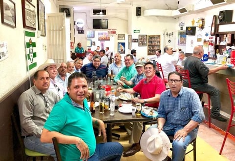 01062019 EN AMENO RATO.  Grupo de amigos de la Preparatoria Venustiano Carranza.