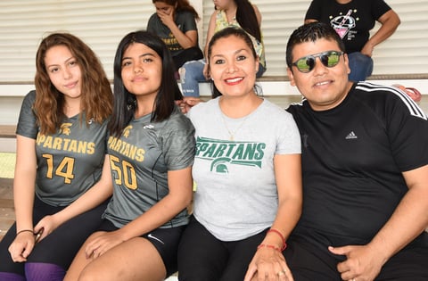 03062019 APOYAN A SU EQUIPO FAVORITO.  Rocío, Keila, Victoria y Carlos.