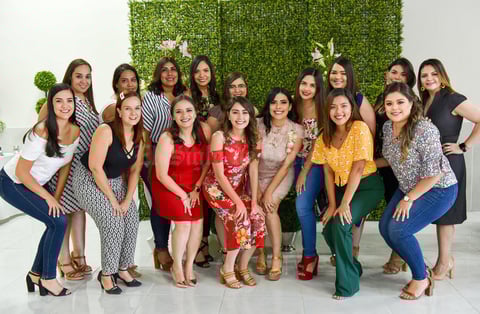 03062019 SE CASARá EN JULIO.  Lizbeth López con sus amigas en la despedida de soltera que le organizaron su mamá, Rocío López, y su suegra, Clara Alicia Ibarra, con motivo de su próximo matrimonio con Alfredo Delgado.