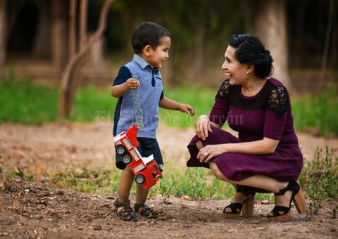 02062019 LINDA POSTAL.  Vicente con Mamá Mely.