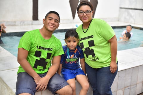 02062019 EN FAMILIA.  Marlene Cazáres con Leonardo y Franco.