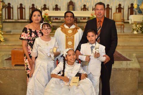 02062019 Fernando Octavio Villarreal Delgado y Carmen Martínez de Villarreal con sus hijos: Camila Fernanda, Fernando Octavio y Carmen Fernanda.