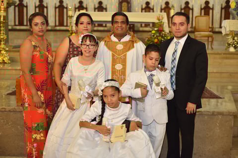 02062019 Camila Fernanda, Fernando Octavio y Carmen Fernanda con sus padrinos: Eréndida, Rosa Elizabeth y Pablo Rafael.
