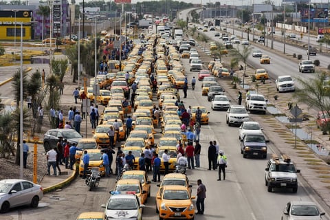 Taxistas de Torreón se sumaron al paro que convocó el Movimiento Nacional Taxista.