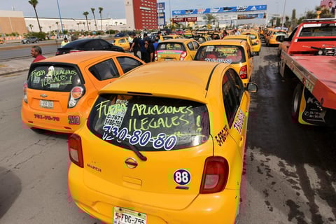 Exigen que salgan de circulación los vehículos adscritos a las llamadas Empresas de Redes de Transporte como Uber.