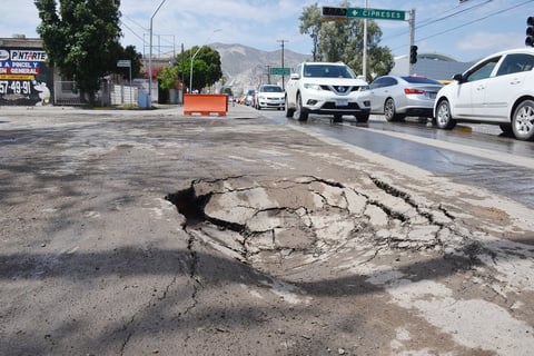 Sobre la calzada Tecnológico de La Laguna, a la altura de la avenida Cipreses el pavimento sufrió daños justo en el tramo donde se han estado realizando trabajos de renovación a la red de drenaje. Fueron varios los hundimientos registrados.