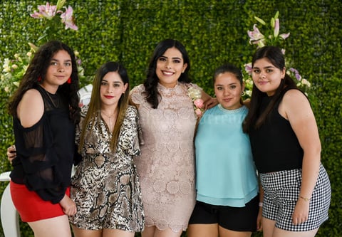04062019 BODA EN JULIO.  Lizbeth López acompañada de sus primas en su fiesta de despedida.