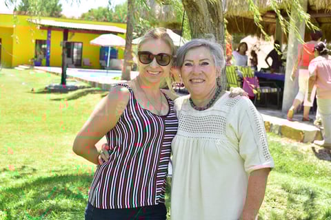 05062019 MUY CONTENTAS.  Judith y Lety.