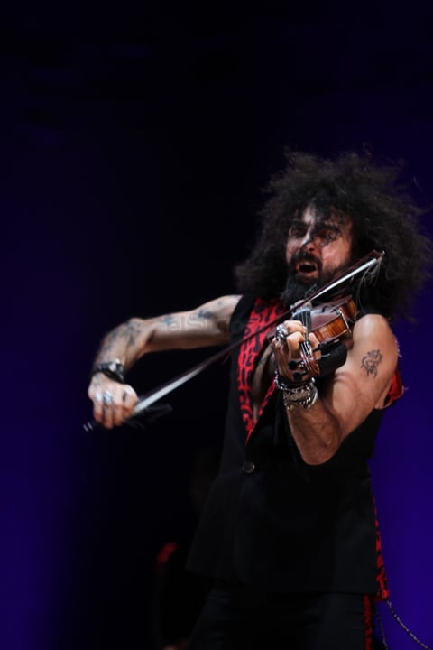 La enigmática atmósfera comenzó a tomar forma con las notas de un piano. Poco a poco su intensidad bajó y el violín de Malikian resonó en el lugar.