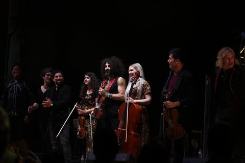 Sin dejar de lado a las leyendas del rock con "Sweet child o' mine" de Guns n' Roses y hasta 'Kashmir' de Led Zepellin, incluyendo un tributo al Séptimo Arte y a Quentin Tarantino con 'Misirlou' de 'Pulp Fiction' y una emocionante versión de 'La Llorona' que desató una ola de aplausos.