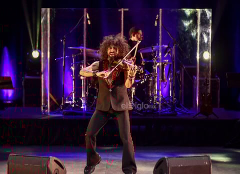 El Teatro Nazas levantó su telón. Ara Malikian apareció. Vino a presentar su más reciente material Royal Garage, álbum en el que colaboró con artistas de la talla de Enrique Bunbury, Andrés Calamaro, Pablo Milanés y Kase.O. El violinista ha señalado que su relación con los garages proviene de su infancia, cuando en la Guerra de Líbano solía ensayar junto a su familia en un sótano.