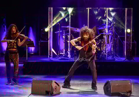 Su violín habló por él. Ejecutó la pieza de El todo, la cual interpreta con el ausente Kase.O.
