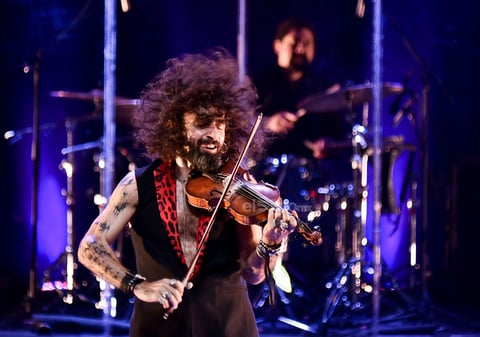 Después tomó el micrófono y confesó el concepto de la gira: 'Los garages son los lugares donde podemos aislarnos y crear'.