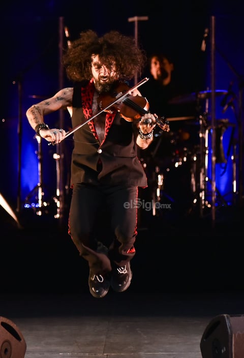 En el escenario, Malikian tocó en el mismo tempo de su vida, un energético sonido, rockero, que a veces se mece con calma.