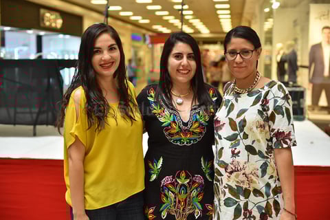 06062019 CONTENTAS.  Grethel Romo, Martha Ramos y Abril Márquez en la presentación del libro Para mamá en Plaza Cuatro Caminos.