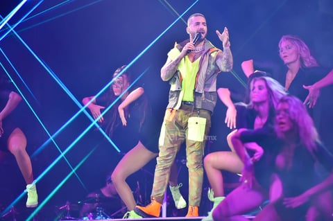 Mientras los asistentes captaban con sus celulares videos o fotos del cantante, este entregó un set acústico conformado por 11 PM, Amigos con derechos, Créeme, Perdedor y Marinero.